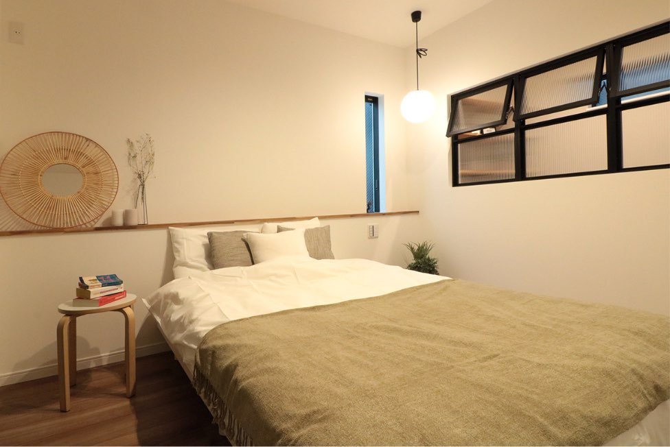 室内窓がある、ホテルライクな主寝室