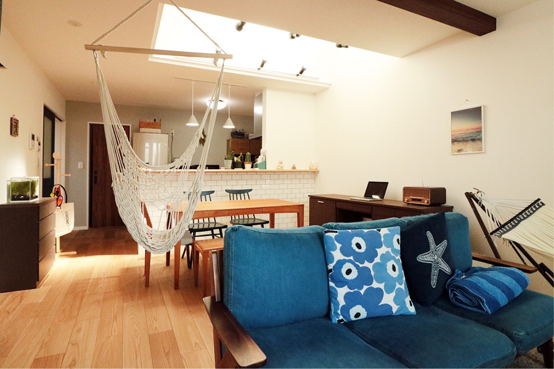 あたたかい光にあふれる、ハンモックのあるリビング