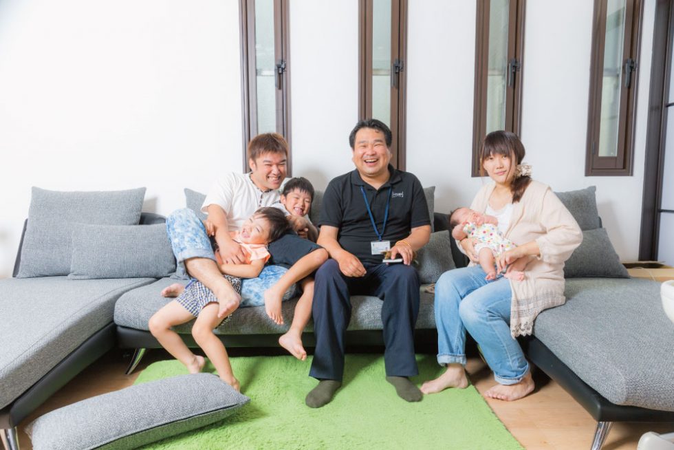 施主さまとの記念撮影｜大阪・兵庫の新築一戸建て、分譲住宅、建売住宅、注文住宅、モデルハウス分譲ならエイワハウジング