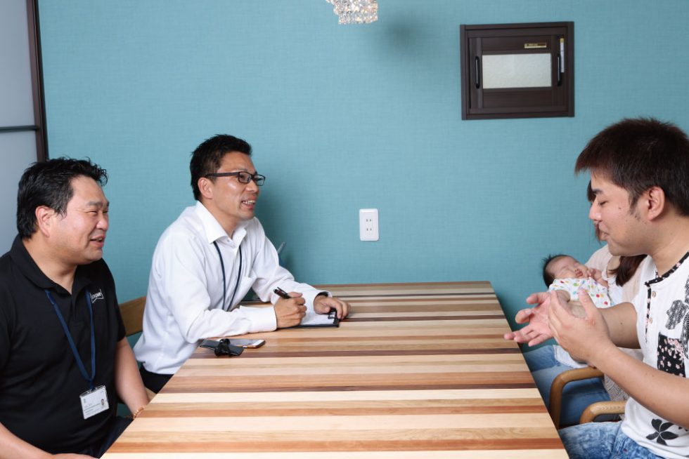 お客さまの声インタビュー風景｜大阪・兵庫の新築一戸建て、分譲住宅、建売住宅、注文住宅、モデルハウス分譲ならエイワハウジング