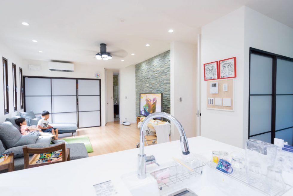 キッチンから子どもたちの様子を見ながらお料理できる｜大阪・兵庫の新築一戸建て、分譲住宅、建売住宅、注文住宅、モデルハウス分譲ならエイワハウジング