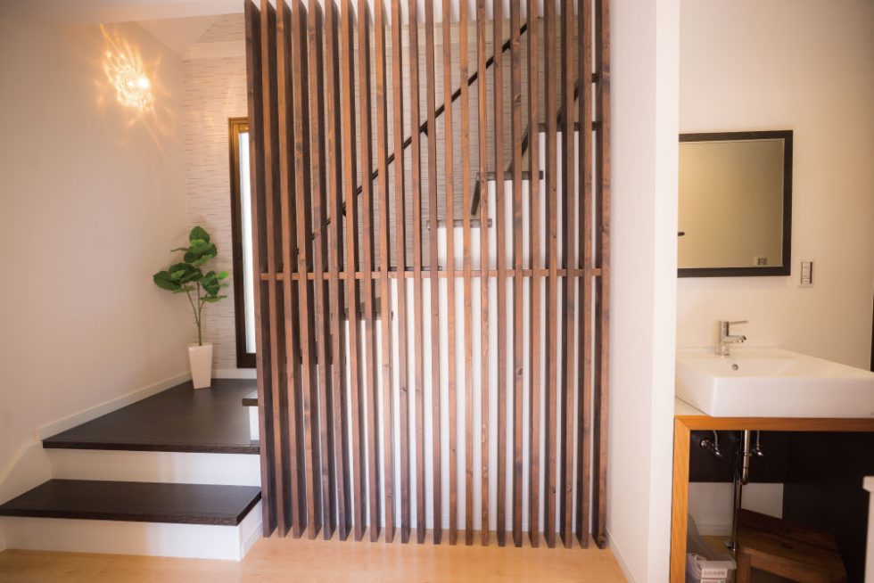 無垢材を使った開放的なスリット階段｜大阪・兵庫の新築一戸建て、分譲住宅、建売住宅、注文住宅、モデルハウス分譲ならエイワハウジング