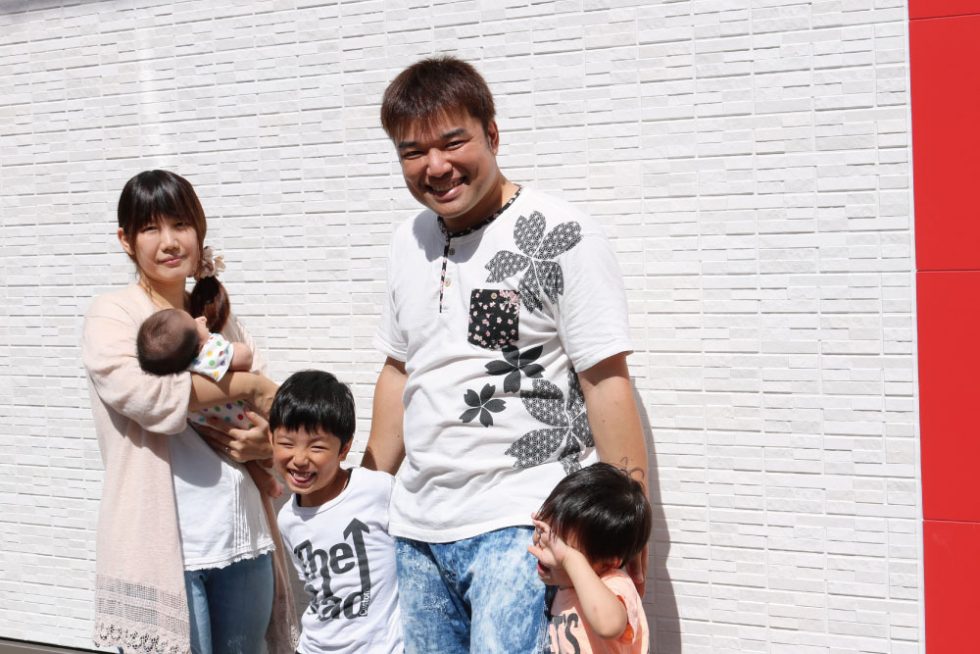 お客さまの声 記念撮影｜大阪・兵庫の新築一戸建て、分譲住宅、建売住宅、注文住宅、モデルハウス分譲ならエイワハウジング