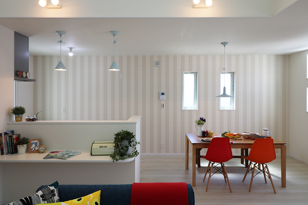 ストライプのアクセントクロスがかわいいLDK。キッチン前のカウンターは、ちょっとした食事やスタディカウンターとしても◎｜大阪・兵庫の新築一戸建て、分譲住宅、建売住宅、注文住宅、モデルハウス分譲ならエイワハウジング