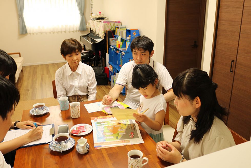 お客さまの声インタビューの様子｜大阪・兵庫の新築一戸建て、分譲住宅、建売住宅、注文住宅、モデルハウス分譲ならエイワハウジング
