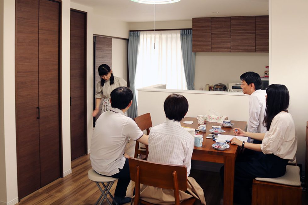 お客さまの声インタビューの様子｜大阪・兵庫の新築一戸建て、分譲住宅、建売住宅、注文住宅、モデルハウス分譲ならエイワハウジング