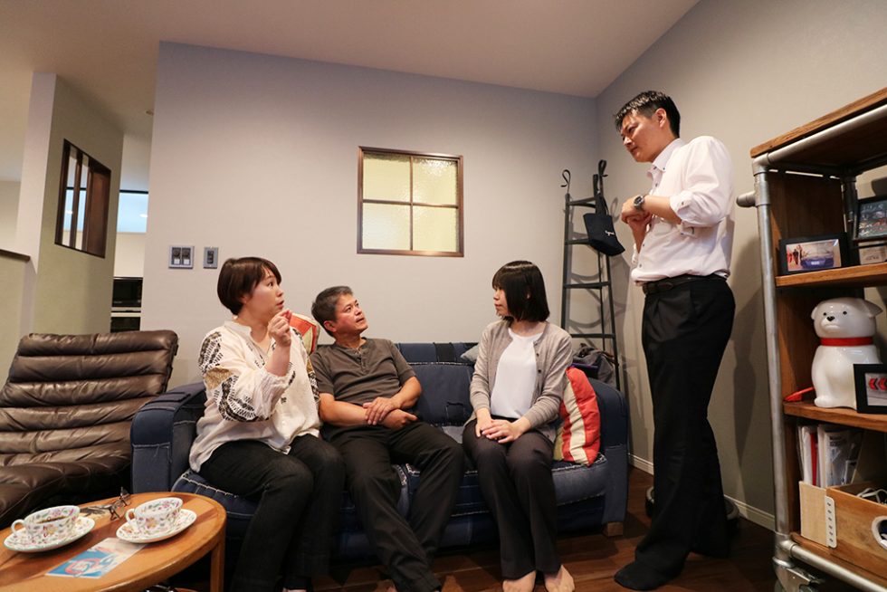 お客さまの声インタビューの様子｜大阪・兵庫の新築一戸建て、分譲住宅、建売住宅、注文住宅、モデルハウス分譲ならエイワハウジング