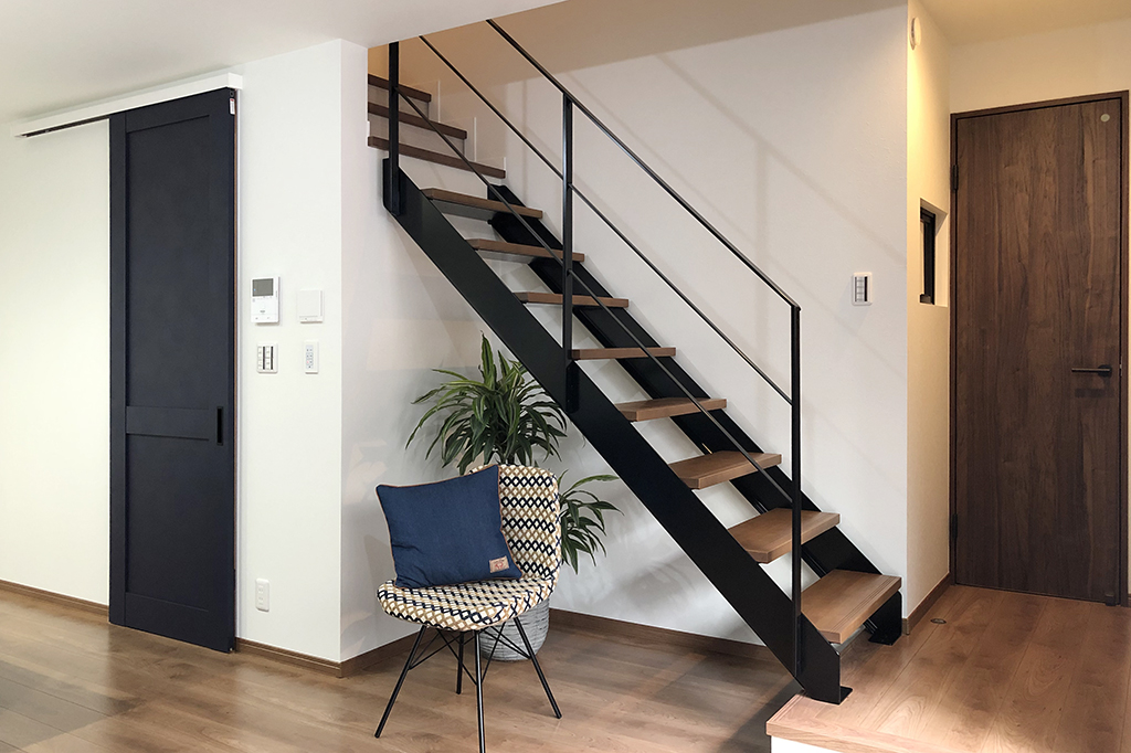 スタイリッシュなアイアンが目を引く、リビングのスケルトン階段｜大阪・兵庫の新築一戸建て、分譲住宅、建売住宅、注文住宅、モデルハウス分譲ならエイワハウジング