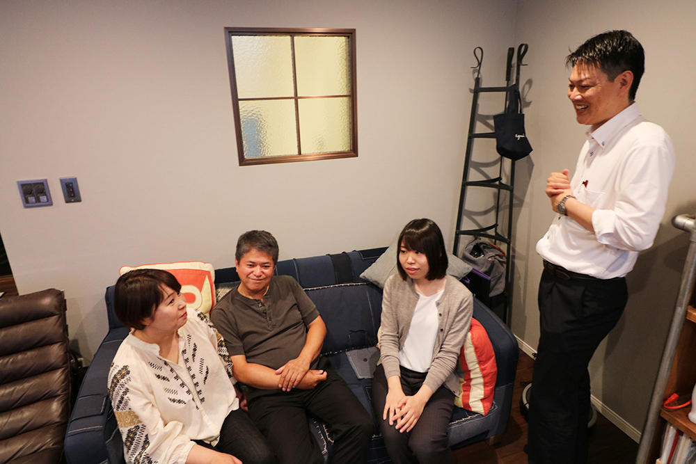 お客さまの声インタビューの様子｜大阪・兵庫の新築一戸建て、分譲住宅、建売住宅、注文住宅、モデルハウス分譲ならエイワハウジング