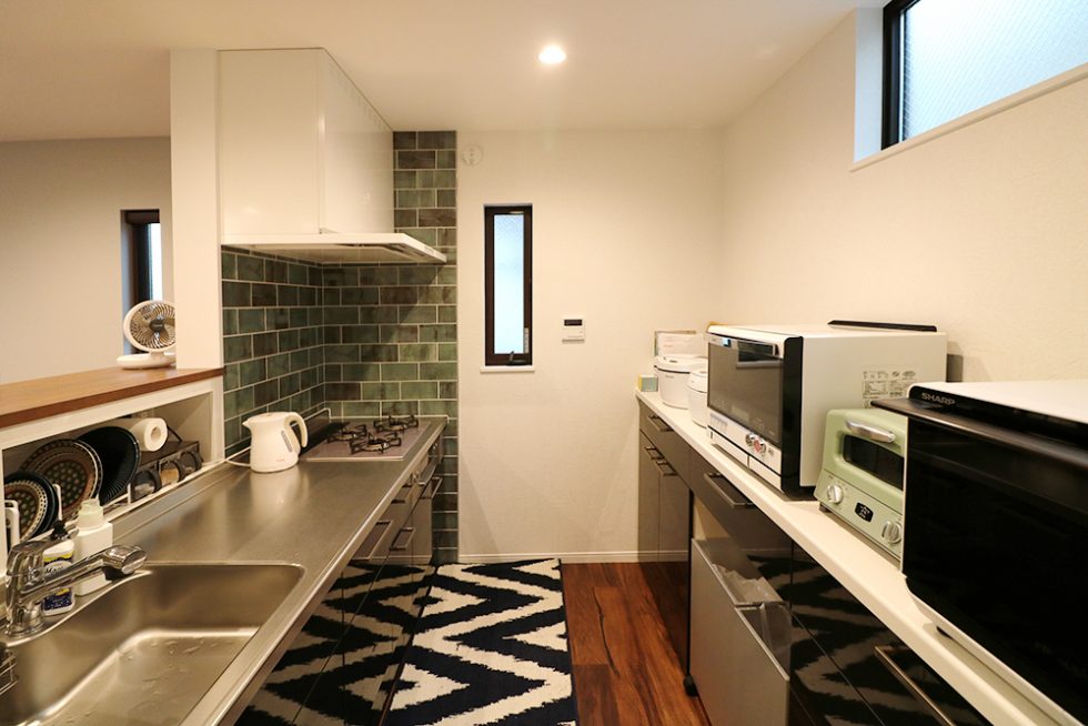 3人並んでもゆとりがあるキッチン｜大阪・兵庫の新築一戸建て、分譲住宅、建売住宅、注文住宅、モデルハウス分譲ならエイワハウジング