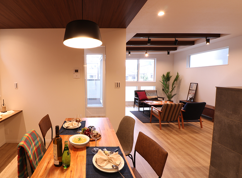 ダイニング上の天井は少し下げ、木目のアクセントクロスで落ち着いた空間に｜大阪・兵庫の新築一戸建て、分譲住宅、建売住宅、注文住宅、モデルハウス分譲ならエイワハウジング