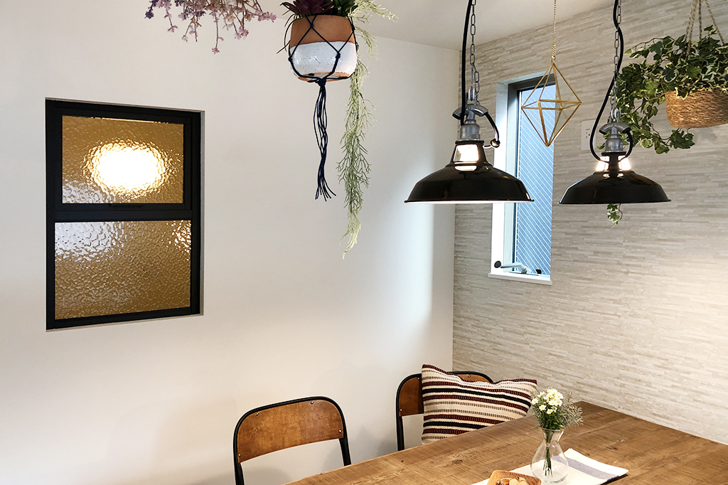 和室とつながる室内窓はちょっとオシャレな雰囲気もあり、明るく風通しのいい空間｜大阪・兵庫の新築一戸建て、分譲住宅、建売住宅、注文住宅、モデルハウス分譲ならエイワハウジング