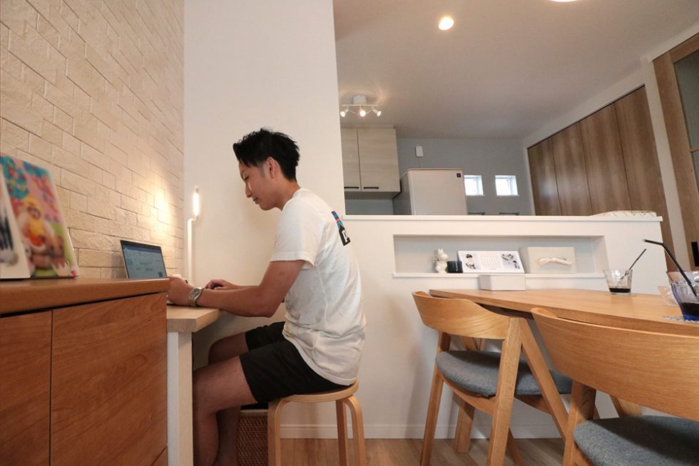 キッチン横のスタディカウンターは、旦那様の仕事スペース｜大阪・兵庫の新築一戸建て、分譲住宅、建売住宅、注文住宅、モデルハウス分譲ならエイワハウジング