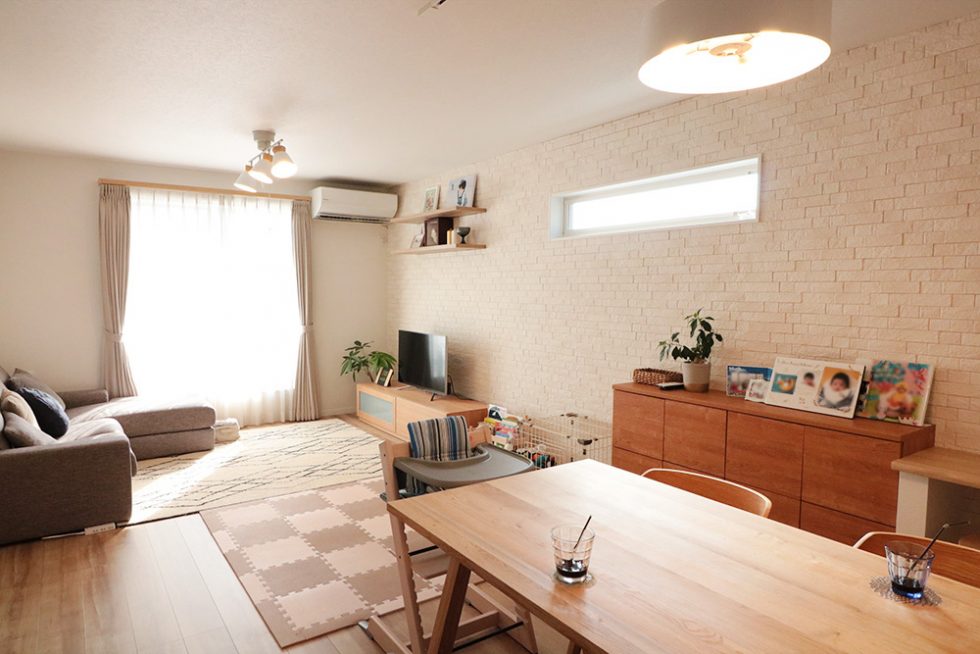 壁一面のエコカラットが印象的なLDK。大きな開口が明るく開放的なリビングを演出｜大阪・兵庫の新築一戸建て、分譲住宅、建売住宅、注文住宅、モデルハウス分譲ならエイワハウジング