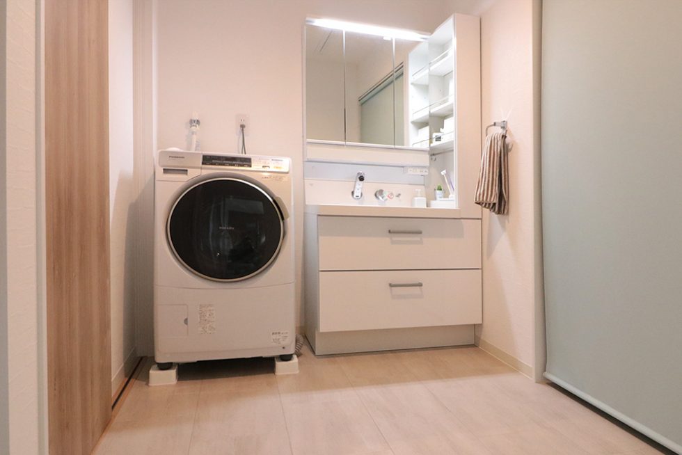 縁側と繋がっている広めに取った洗面室。ホスクリーンが付いており、雨の日でも安心｜大阪・兵庫の新築一戸建て、分譲住宅、建売住宅、注文住宅、モデルハウス分譲ならエイワハウジング