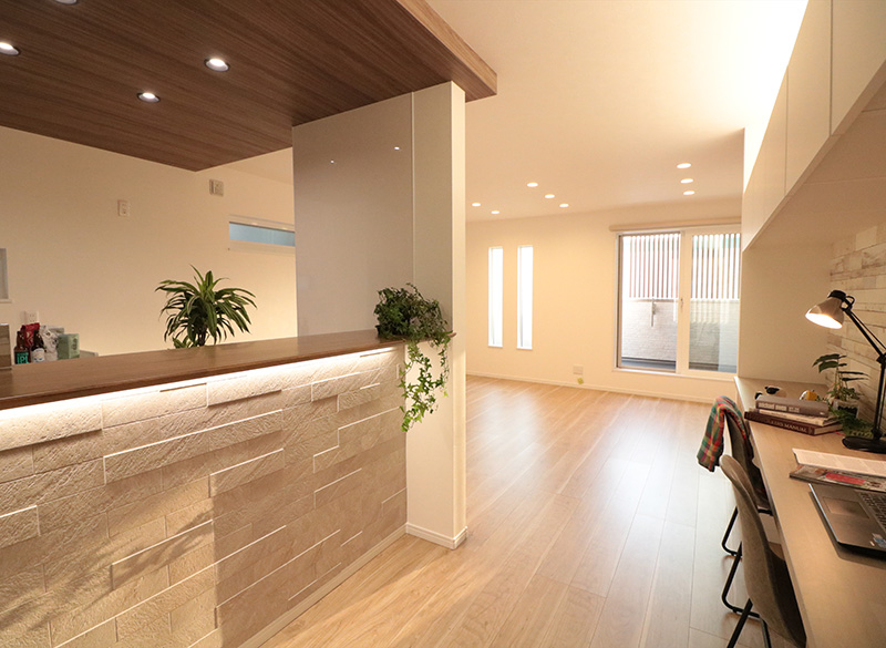 カウンター下の間接照明が、エコカラットの素材感を引き立たせています｜大阪・兵庫の新築一戸建て、分譲住宅、建売住宅、注文住宅、モデルハウス分譲ならエイワハウジング