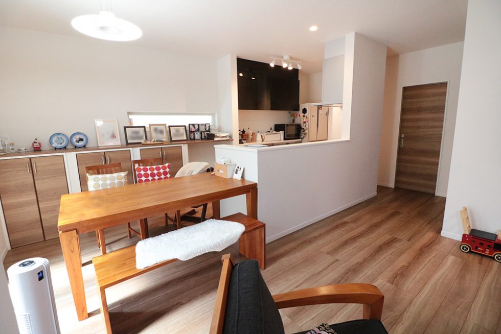 奥様こだわりの回遊できるキッチンダイニング。奥の部屋は洗面室とファミリークローゼットがあります｜大阪・兵庫の新築一戸建て、分譲住宅、建売住宅、注文住宅、モデルハウス分譲ならエイワハウジング