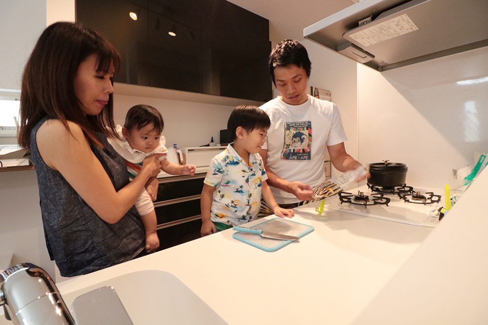 3人並んでもゆとりがあるキッチン｜大阪・兵庫の新築一戸建て、分譲住宅、建売住宅、注文住宅、モデルハウス分譲ならエイワハウジング