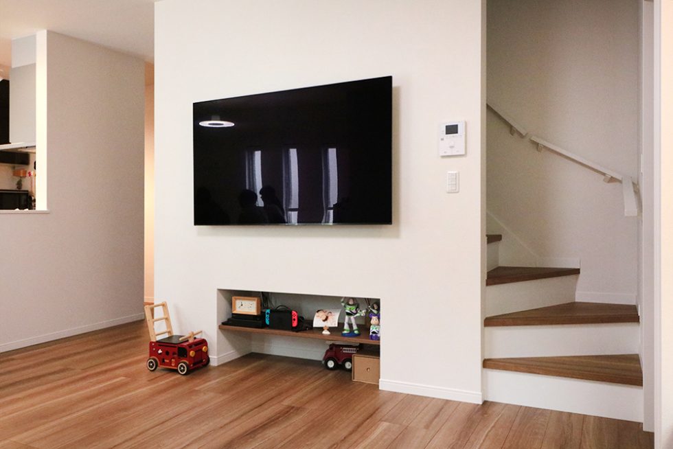 お気に入りの壁掛けテレビ。配線を裏に隠しているのでとてもすっきり｜大阪・兵庫の新築一戸建て、分譲住宅、建売住宅、注文住宅、モデルハウス分譲ならエイワハウジング