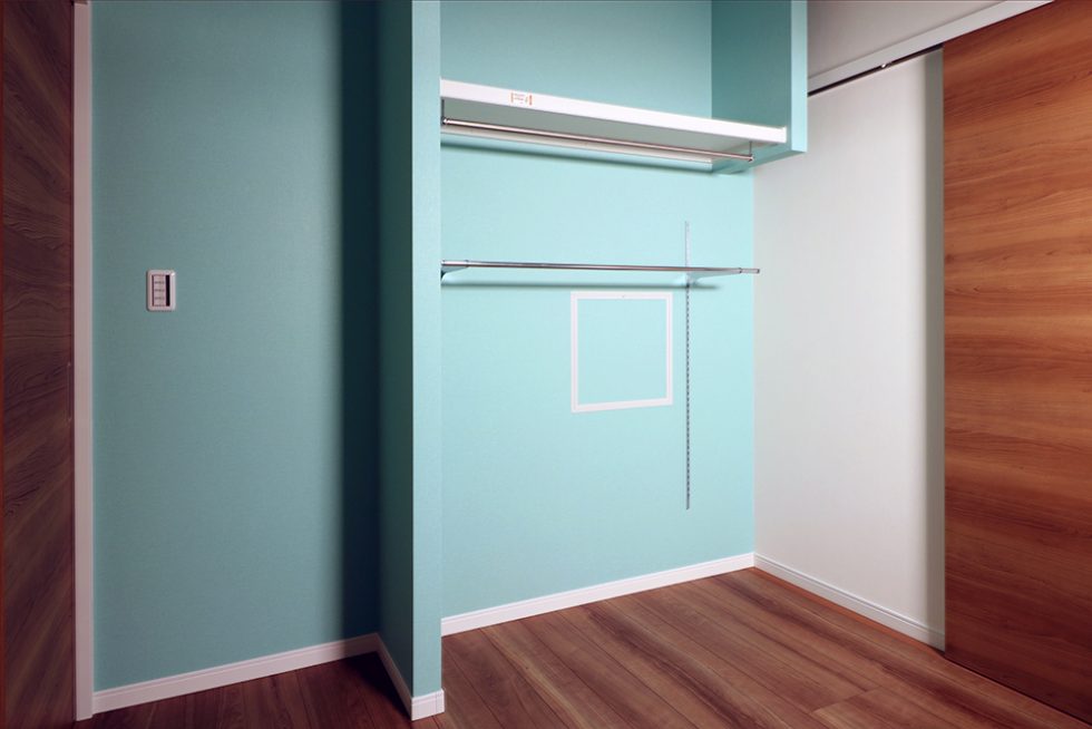 ４帖もある大容量ファミリークローゼット。天井には物干しポールがありそのまま洗濯を干せます｜大阪・兵庫の新築一戸建て、分譲住宅、建売住宅、注文住宅、モデルハウス分譲ならエイワハウジング