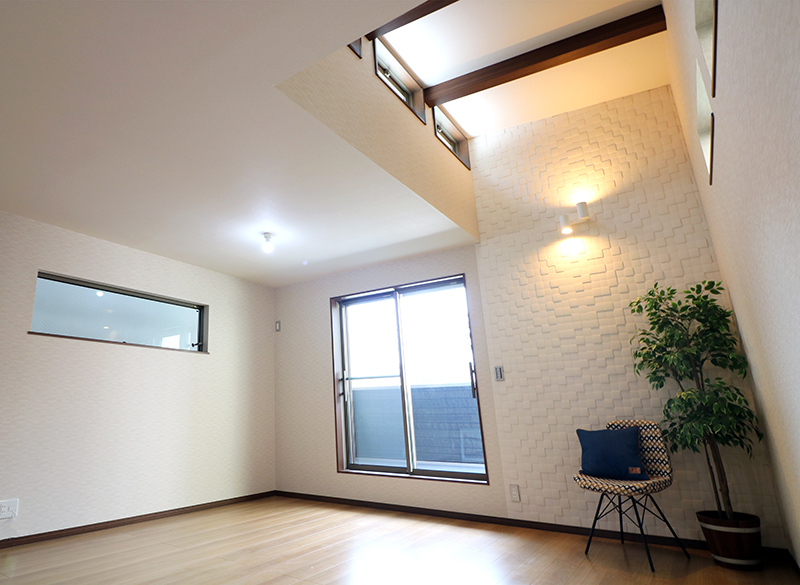 開放感と光を取り入れられる様、LDKは一部を高天井にしました。エコカラットの凹凸が照明に照らされ、いい雰囲気を醸し出してくれます｜大阪・兵庫の新築一戸建て、分譲住宅、建売住宅、注文住宅、モデルハウス分譲ならエイワハウジング