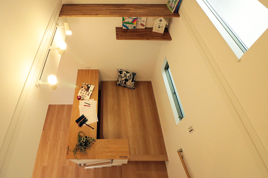 北側の窓から優しく光が落ちるスキップフロアは、リビングを見渡せるスタディスペースとして｜大阪・兵庫の新築一戸建て、分譲住宅、建売住宅、注文住宅、モデルハウス分譲ならエイワハウジング
