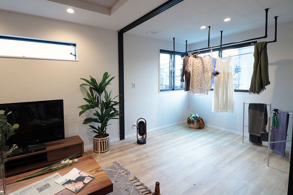 スタイリッシュなアイアンの物干しが目を引く、ランドリールーム｜大阪・兵庫の新築一戸建て、分譲住宅、建売住宅、注文住宅、モデルハウス分譲ならエイワハウジング