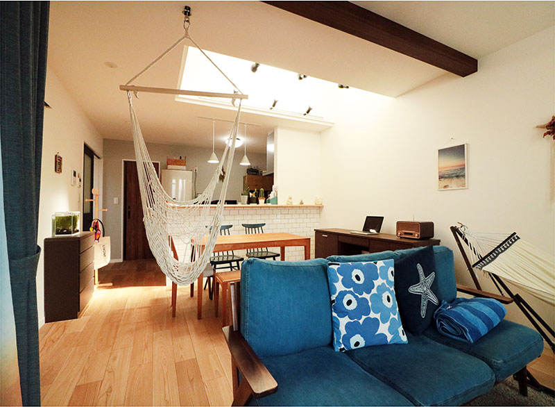 お気に入りのインテリアに囲まれたLDK。フロアはあじわいのある色に変化する突板材を採用しました｜大阪・兵庫の新築一戸建て、分譲住宅、建売住宅、注文住宅、モデルハウス分譲ならエイワハウジング