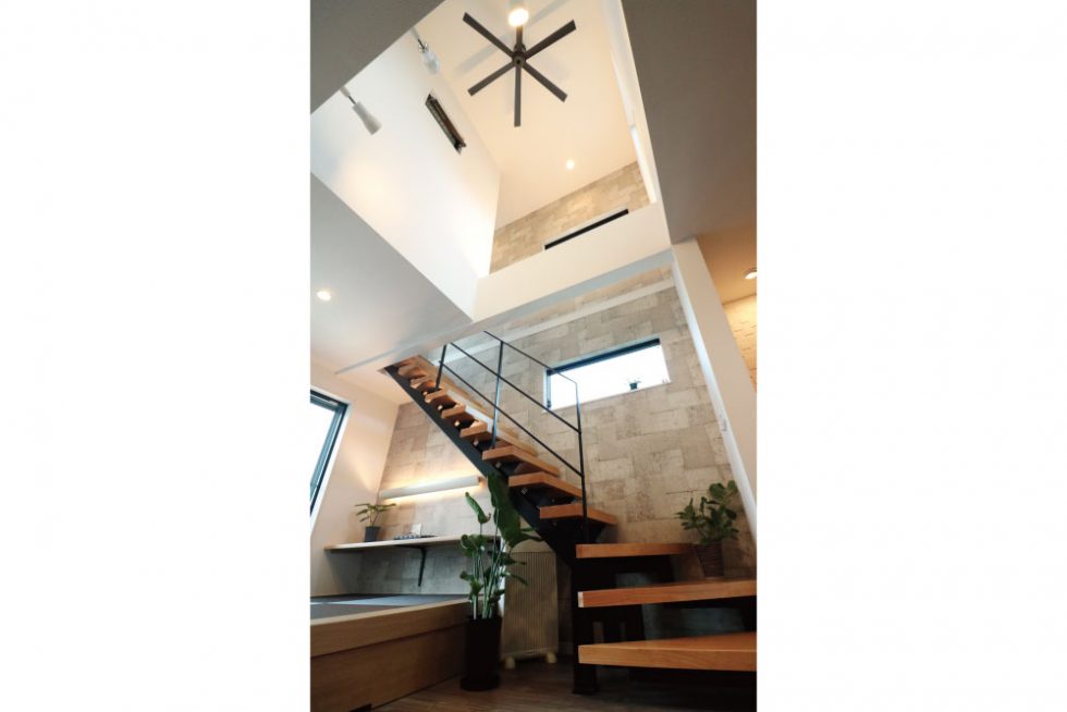 3階へと繋がる、お家の顔となっているシンボリックな鉄骨階段と吹抜け｜大阪・兵庫の新築一戸建て、分譲住宅、建売住宅、注文住宅、モデルハウス分譲ならエイワハウジング