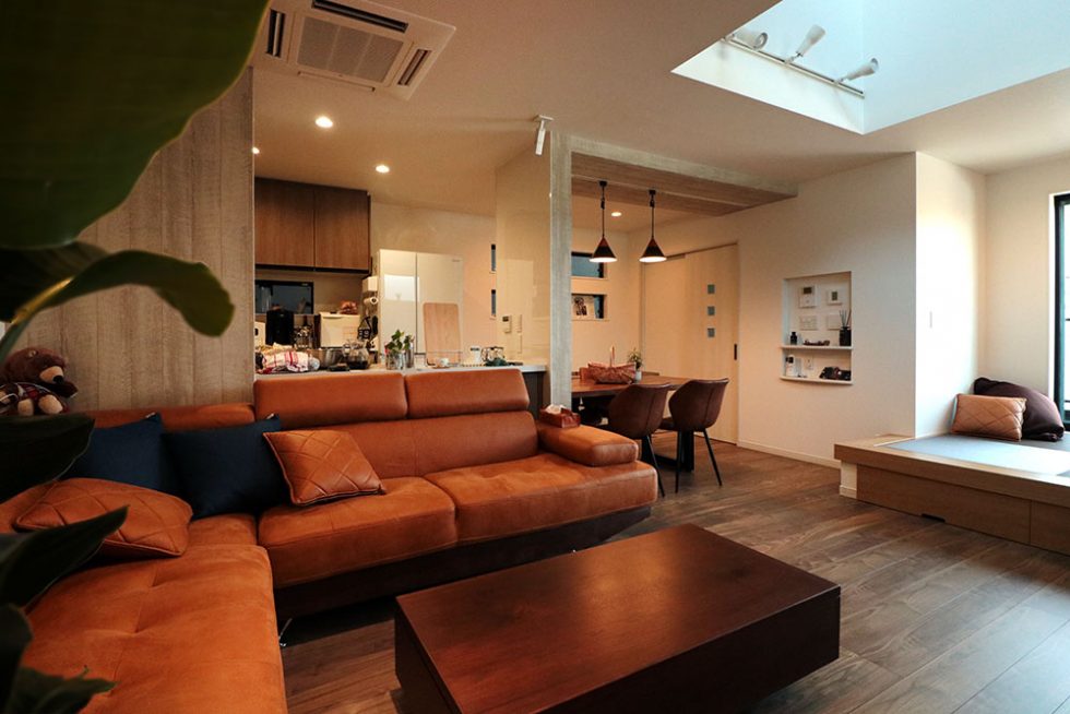 落ち着いたトーンでまとめられたインテリアが、心身ともにリラックスできる空間に｜大阪・兵庫の新築一戸建て、分譲住宅、建売住宅、注文住宅、モデルハウス分譲ならエイワハウジング