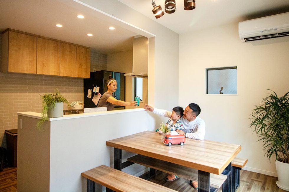 友人が作ってくれたお気に入りのダイニングテーブル｜大阪・兵庫の新築一戸建て、分譲住宅、建売住宅、注文住宅、モデルハウス分譲ならエイワハウジング