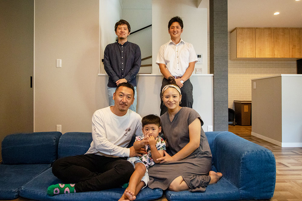 お客さまの声（インタビュー時の様子）これからエイワハウジングでお家づくりをする方に、一言お願いします。｜大阪・兵庫の新築一戸建て、分譲住宅、建売住宅、注文住宅、モデルハウス分譲ならエイワハウジング