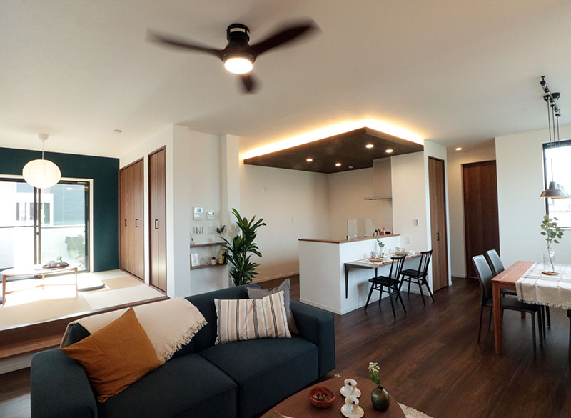 キッチンの上部には間接照明があるおしゃれなリビングダイニング｜大阪・兵庫の新築一戸建て、分譲住宅、建売住宅、注文住宅、モデルハウス分譲ならエイワハウジング