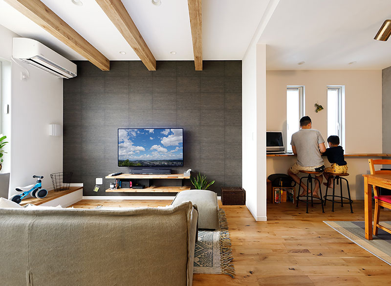 リビングのテレビボード背面には、ダークトーンのクロスを用いてアクセントに｜大阪・兵庫の新築一戸建て、分譲住宅、建売住宅、注文住宅、モデルハウス分譲ならエイワハウジング