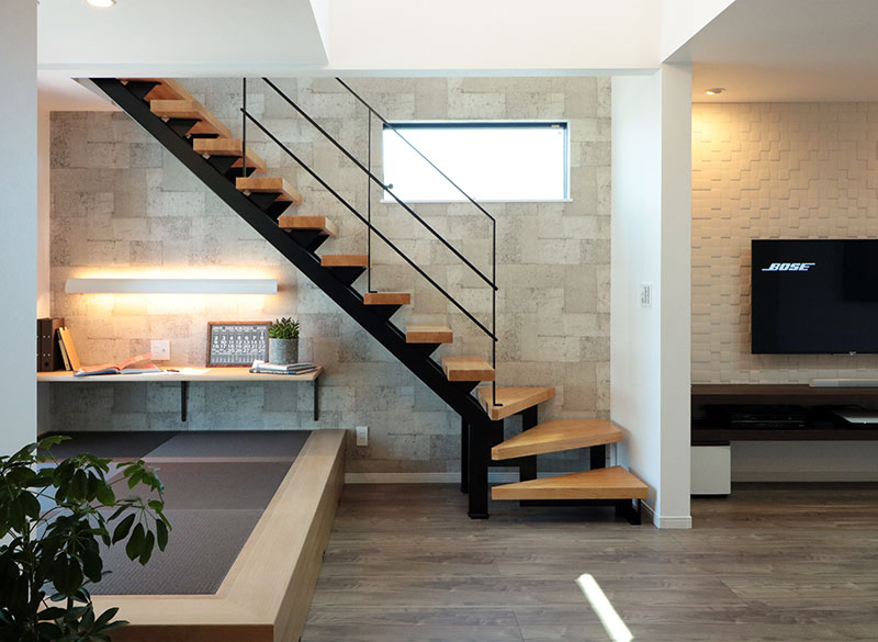 スケルトン部分を生かした、リビングの一角にあるタタミコーナー兼スタディスペース｜大阪・兵庫の新築一戸建て、分譲住宅、建売住宅、注文住宅、モデルハウス分譲ならエイワハウジング