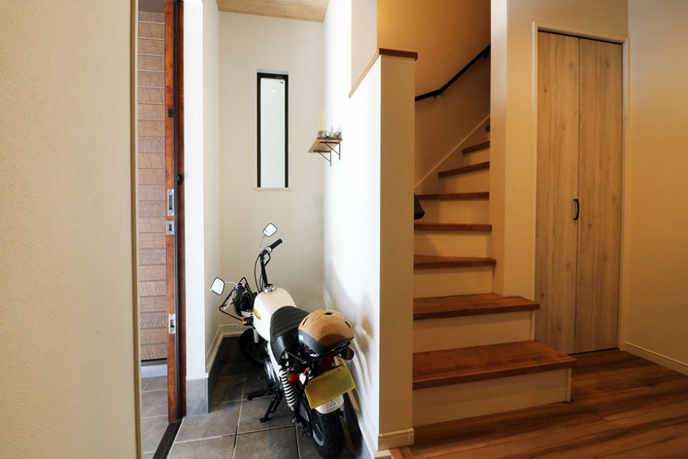 玄関をあけると旦那様お気に入りのバイクがお出迎え｜大阪・兵庫の新築一戸建て、分譲住宅、建売住宅、注文住宅、モデルハウス分譲ならエイワハウジング